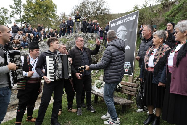 Mještani Knežine odaju počast Halidu Bešliću (Foto: I. Š./Klix.ba)
