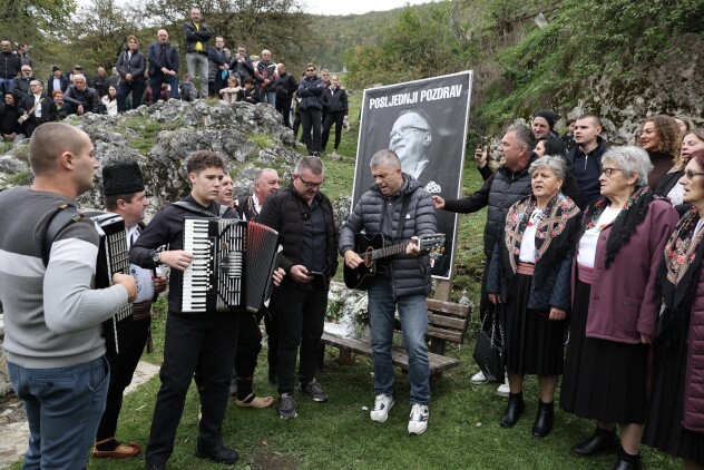 Mještani Knežine odaju počast Halidu Bešliću (Foto: I. Š./Klix.ba)