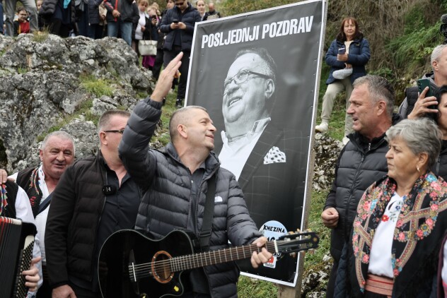 Mještani Knežine odaju počast Halidu Bešliću (Foto: I. Š./Klix.ba)