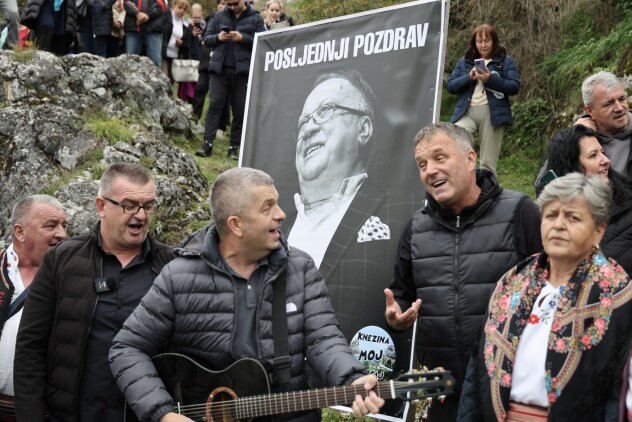 Mještani Knežine odaju počast Halidu Bešliću (Foto: I. Š./Klix.ba)