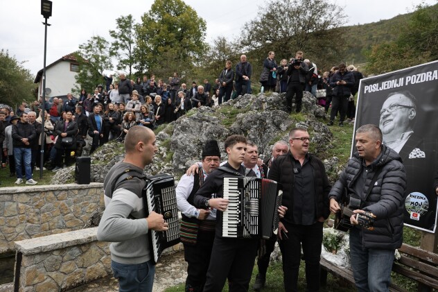 Mještani Knežine odaju počast Halidu Bešliću (Foto: I. Š./Klix.ba)
