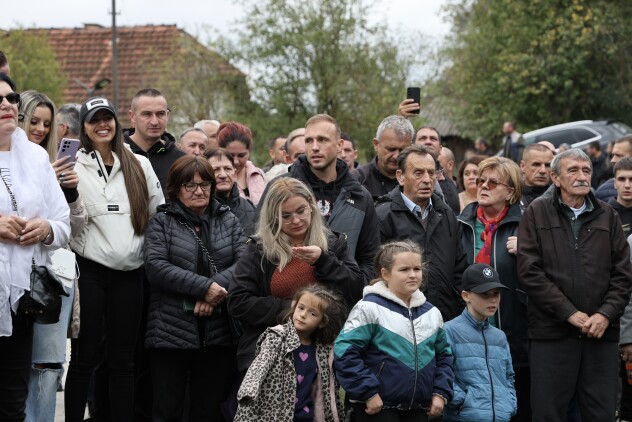 Mještani Knežine odaju počast Halidu Bešliću (Foto: I. Š./Klix.ba)