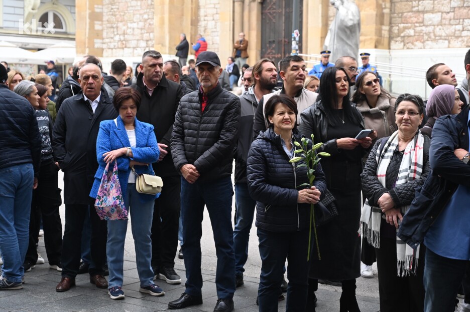 Građani ispraćaju Halida Bešlića (Foto: T. S./Klix.ba)