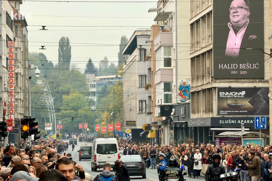 Hiljade ljudi se okupilo u Titovoj ulici, kuda prolazi vozilo s tijelom Halida Bešlića (Foto: Klix.ba)