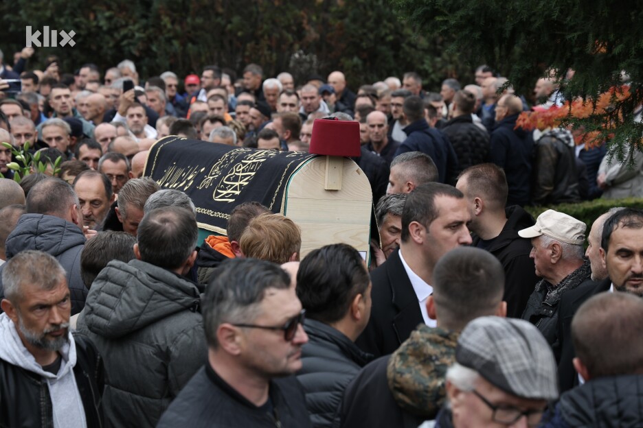 Tabut s tijelom Halida Bešlića građani nose prema mjestu ukopa (Foto: Klix.ba)