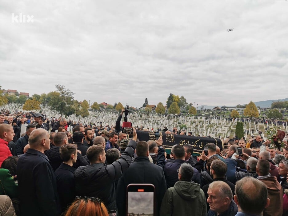 Tabut s tijelom Halida Bešlića građani nose prema mjestu ukopa (Foto: Klix.ba)