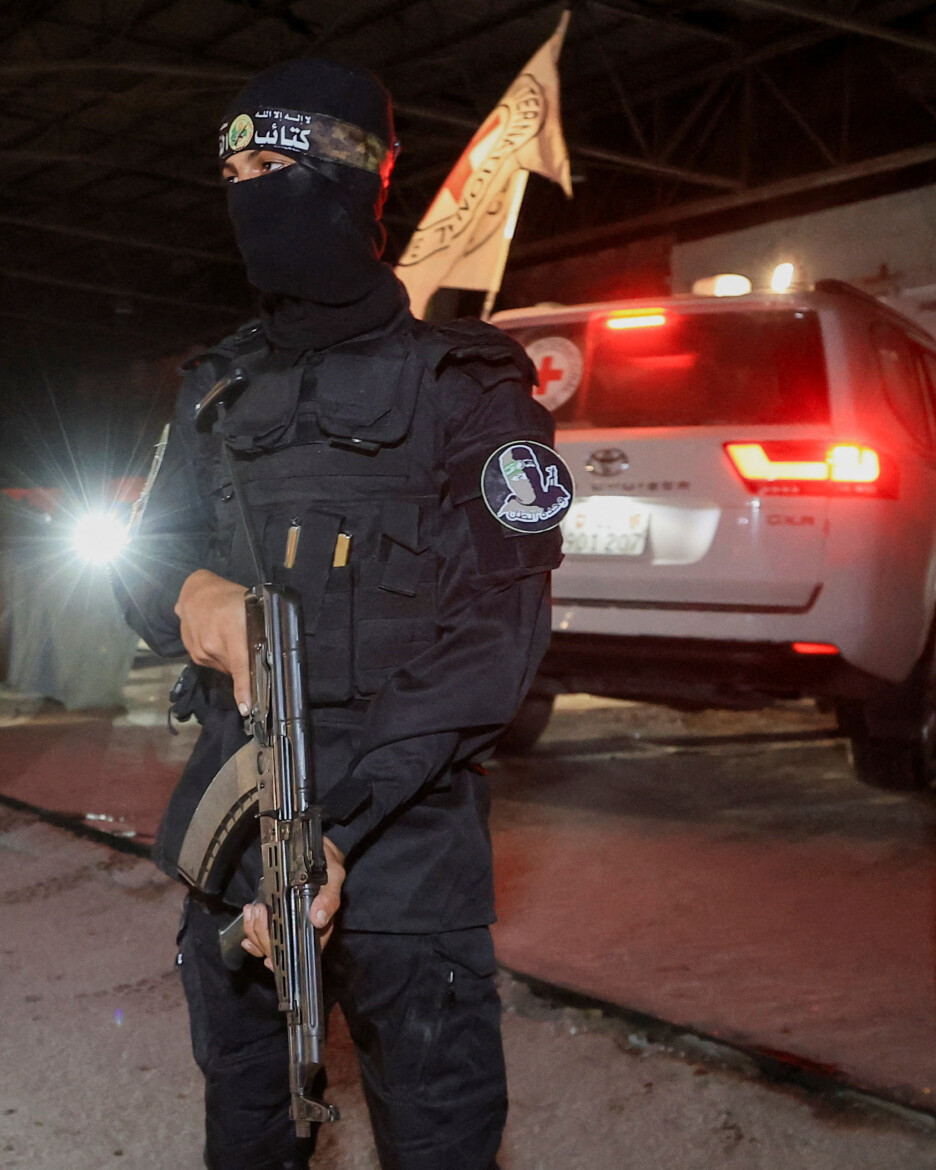 Trenutak primopredaje četiri kovčega sa tijelima preminulih talaca u Gazi (Foto: Reuters) (Foto: Reuters)
