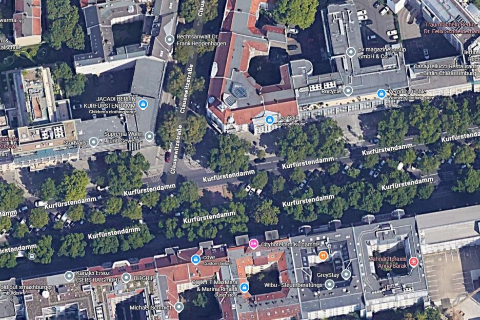 U sredini berlinskog bulevara Kurfürstendamma je parking izgrađen na trasi bivše tramvajske pruge (Izvor: Google Earth)