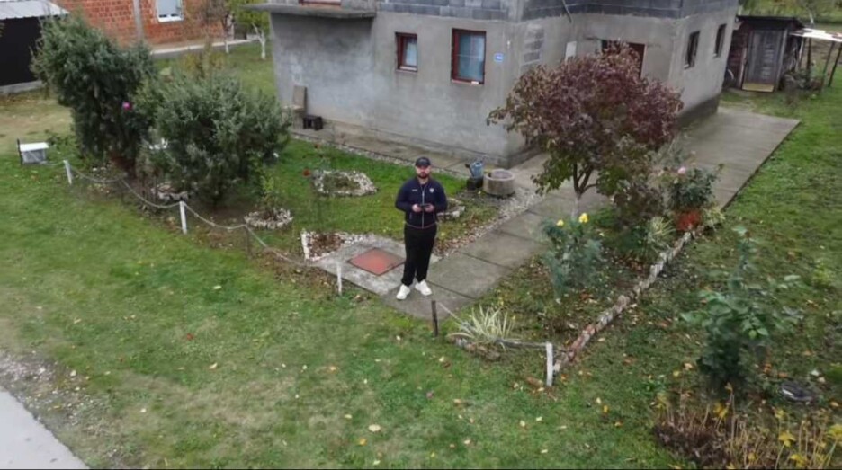 Ristić ispred porodične kuće upravlja dronom (Foto: TikTok)