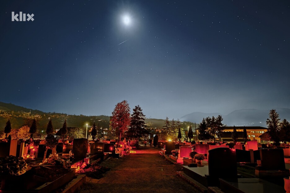 Veliki broj vjernika sjetio se svojih umrlih (Foto: E. M./Klix.ba)