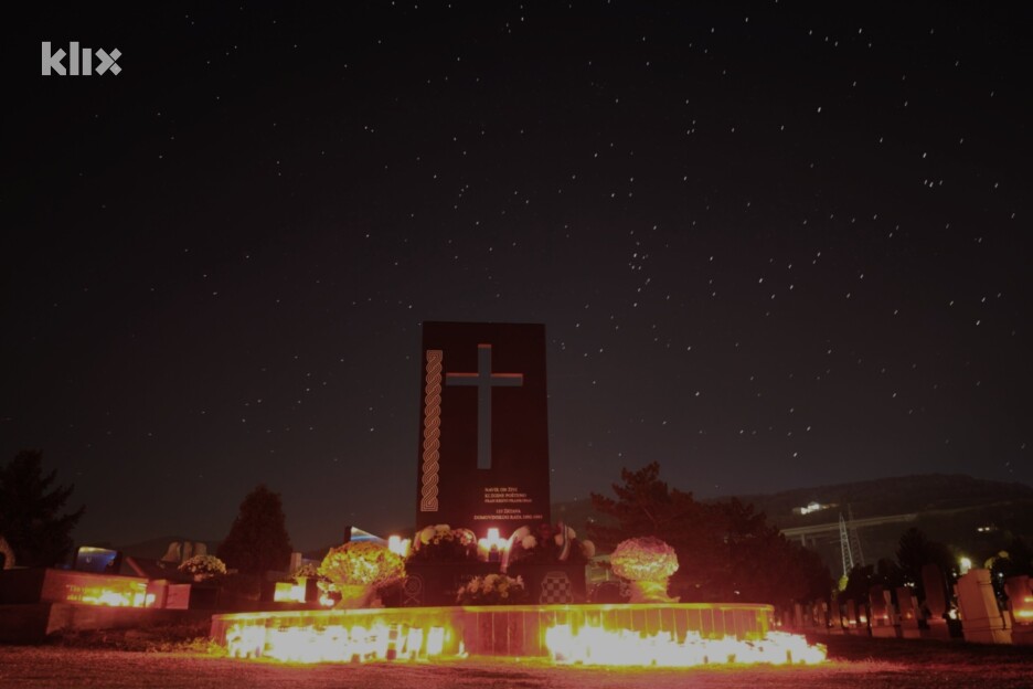 Gradsko groblje Crkvice Zenica obasjano je svijećama (Foto: E. M./Klix.ba)