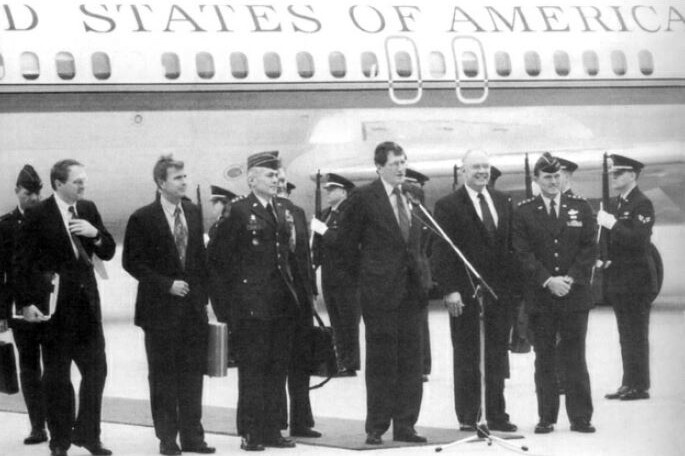 Dolazak Richarda Holbrooka u bazu Wright-Patterson na početak pregovora (Foto: State Department/Brian W. Schlumbohm)