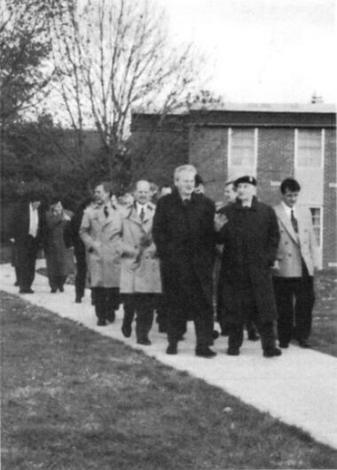 Izetbegović i Milošević dok idu na pregovore o mapama (Foto: State Department/Aric R. Schwan)