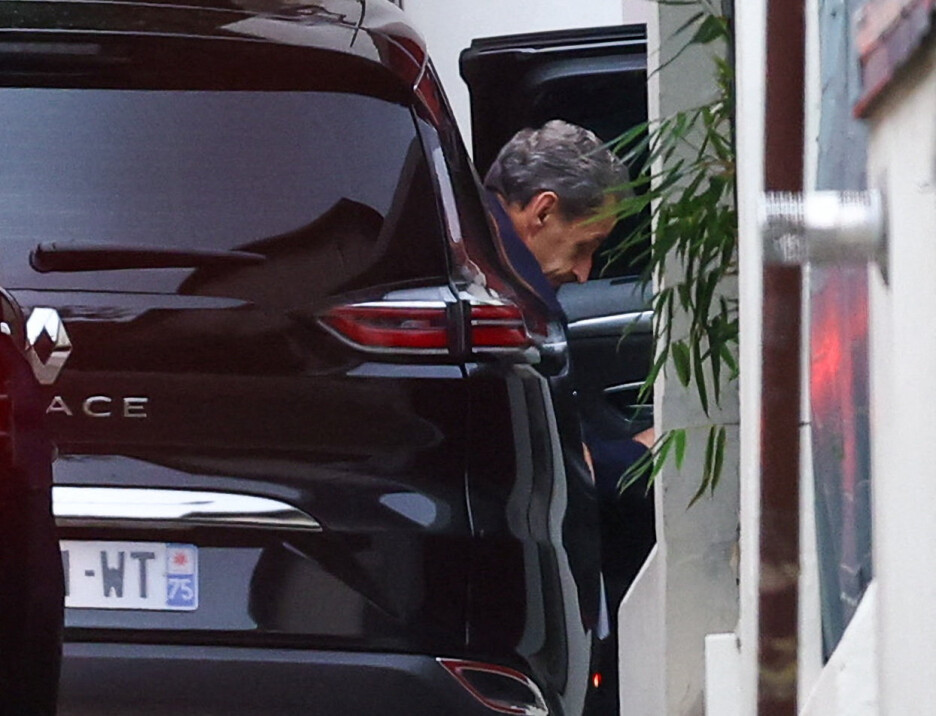 Bivši francuski predsjednik Nicolas Sarkozy stiže u svoju kuću (Foto: Reuters)