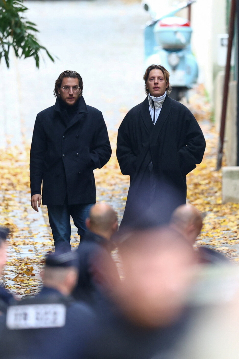 Jean i Pierre Sarkozy, sinovi bivšeg francuskog predsjednika Nicolasa Sarkozyja, pozdravljaju ljude ispred očeve kuće (Foto: Reuters)