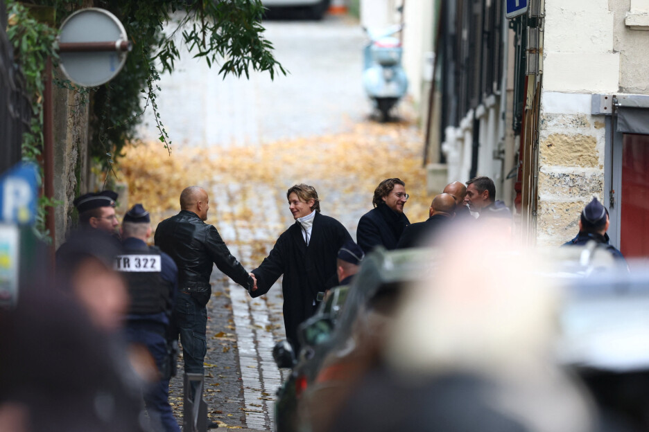 Jean i Pierre Sarkozy, sinovi bivšeg francuskog predsjednika Nicolasa Sarkozyja, pozdravljaju ljude ispred očeve kuće (Foto: Reuters)