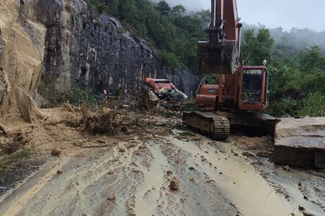 Kameni blokovi s planine su se srušili na planinski put, zatrpali dio autobusa i usmrtili šest osoba (Foto: Mreža X)