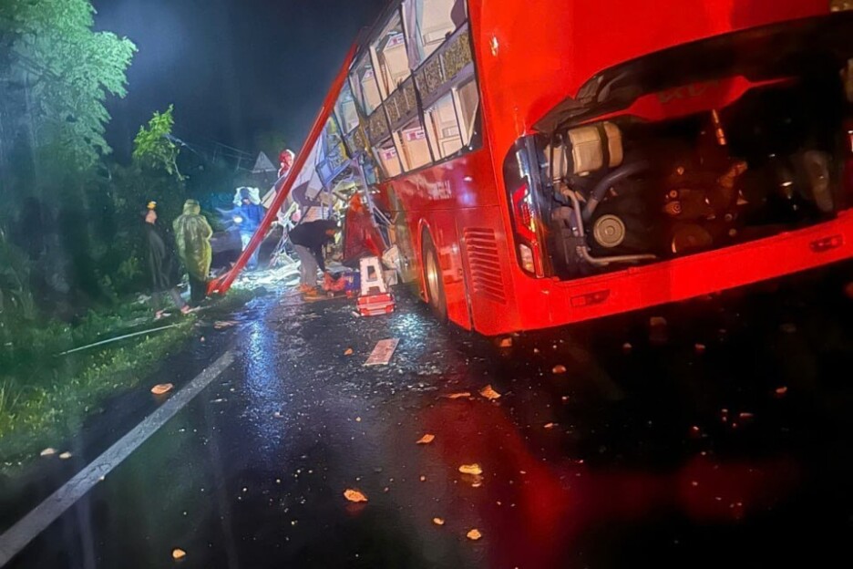 Kameni blokovi s planine su se srušili na planinski put, zatrpali dio autobusa i usmrtili šest osoba (Foto: Mreža X)