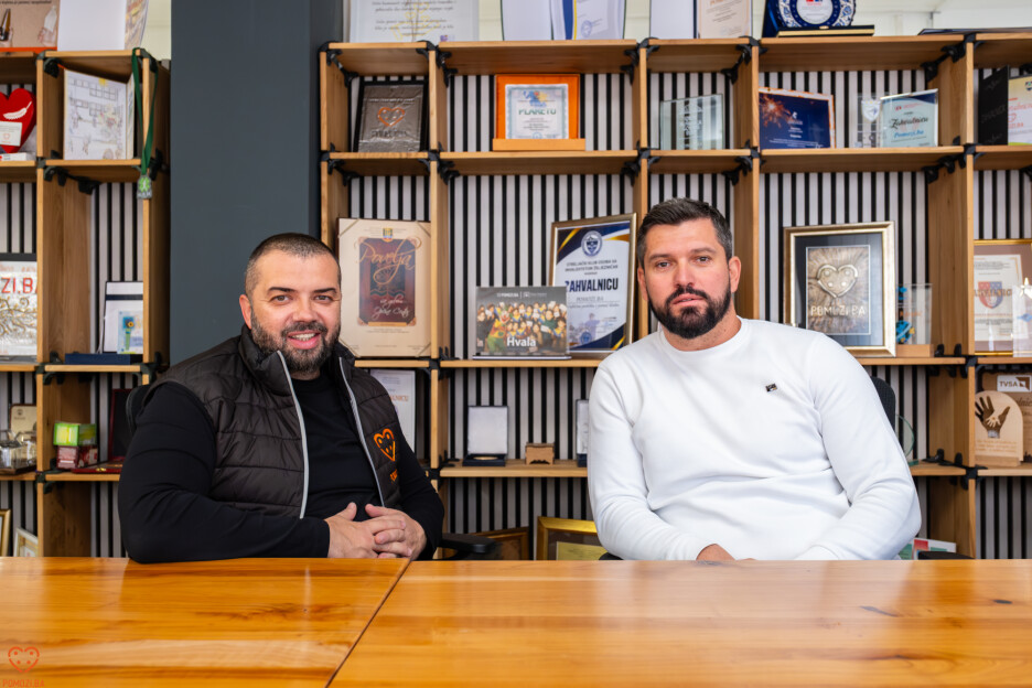 Predsjednik udruženja Pomozi.ba Elvir Karalić i direktor Korpe Semir Spahović