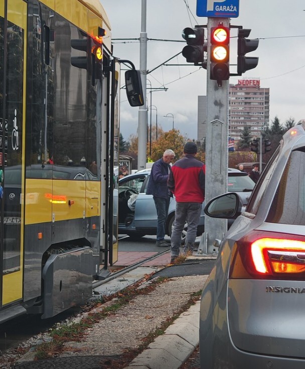 U sarajevskom naselju Malta je došlo do sudara vozila (Foto: Čitatelj)