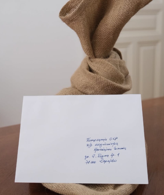 Vreća u kojoj je Košarac poslao šljem Schmidtu uz popratno pismo