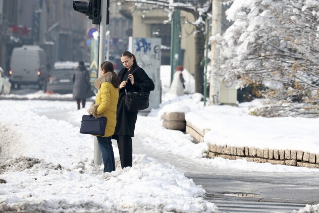 Građanima je kretanje otežano zbog neočišćenih pješačkih staza (Foto: S. S./Klix.ba)