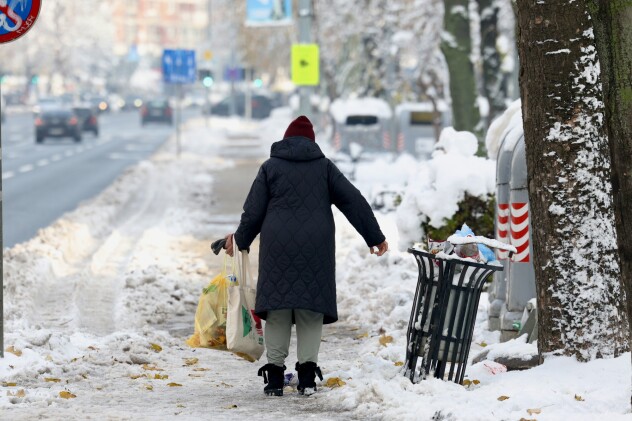 Građanima je kretanje otežano zbog neočišćenih pješačkih staza (Foto: S. S./Klix.ba)