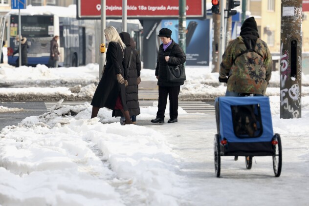 Građanima je kretanje otežano zbog neočišćenih pješačkih staza (Foto: S. S./Klix.ba)
