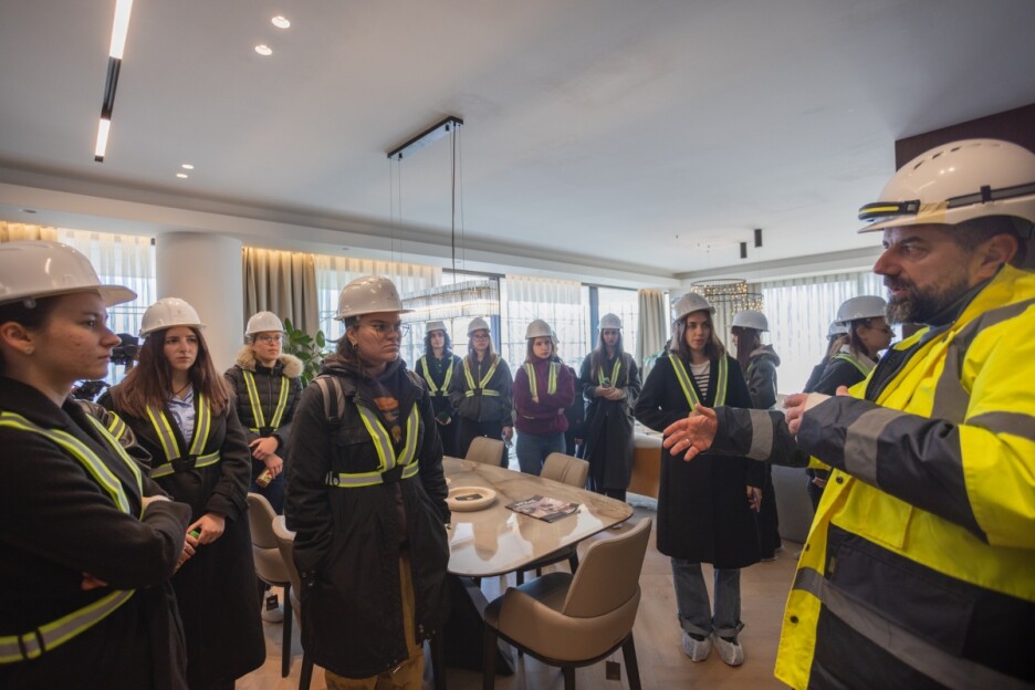 Samid Sinanović sa studentima u uzornom stanu