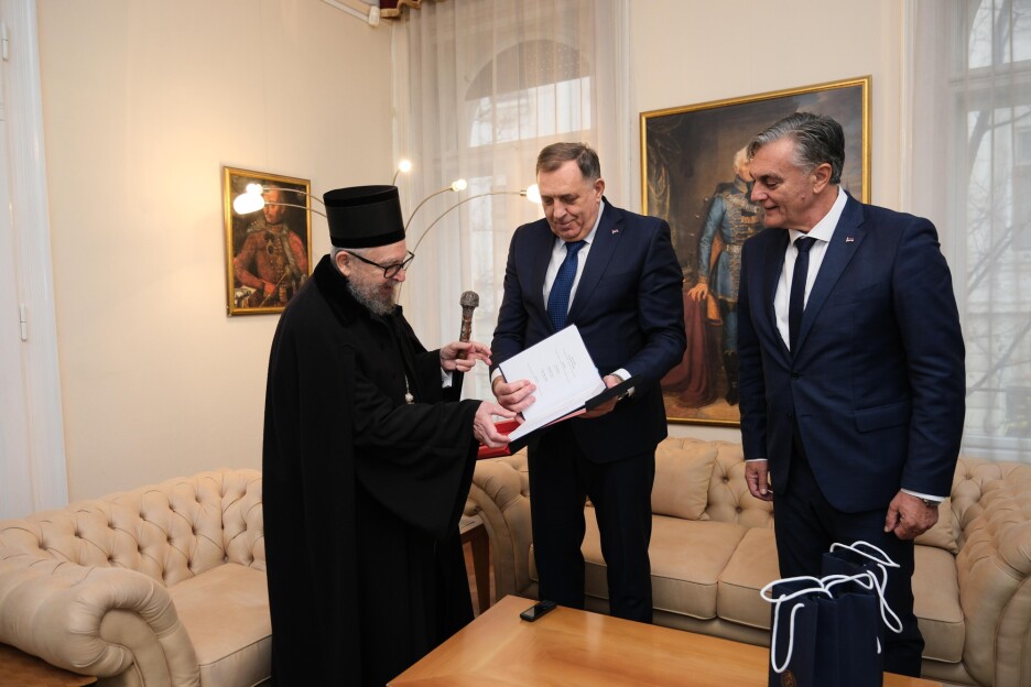 Dodik mitropolitu Budimskom Lukijanu prezentuje poklon koji mu je donio. Karan pozira zbog fotografije