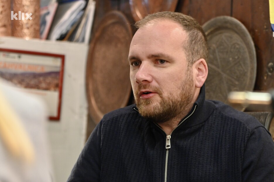 Adnan Hidić je detaljno pojasnio kako nastaju njihovi ručni radovi (Foto: V. D./Klix.ba)