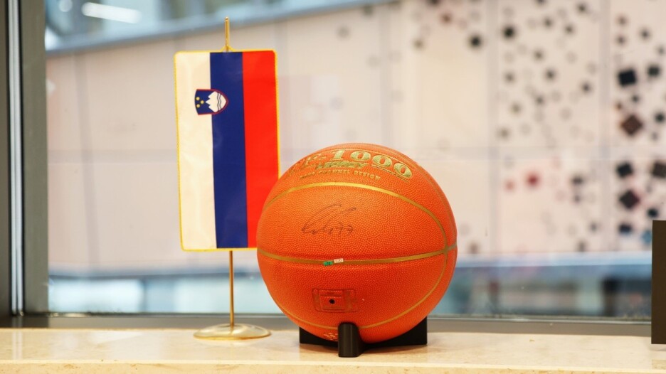 Loptu je potpisao Luka Dončić, jedan od najboljih košarkaša svijeta