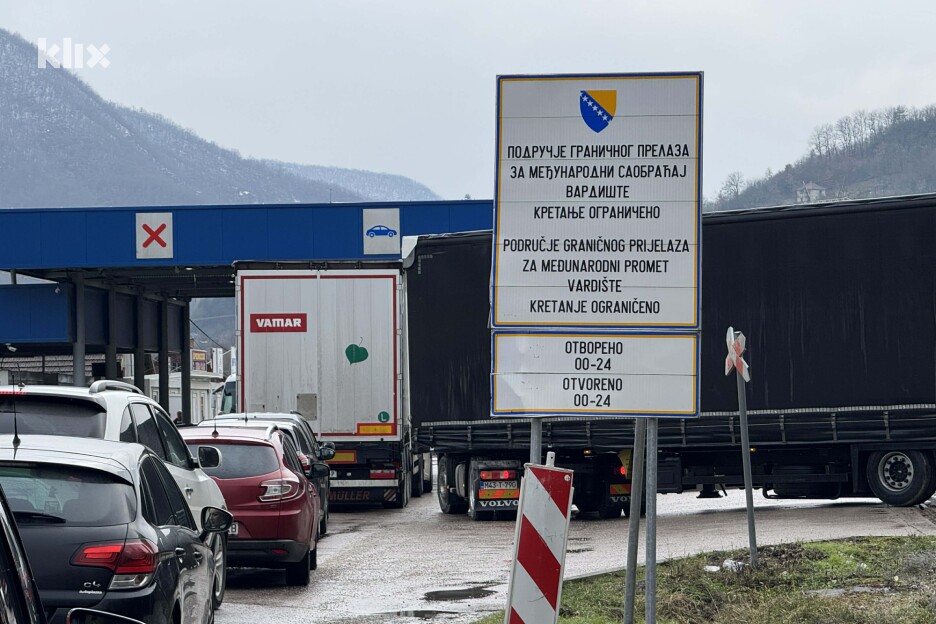 GP Vardište gdje brojni automobili čekaju da sistem proradi