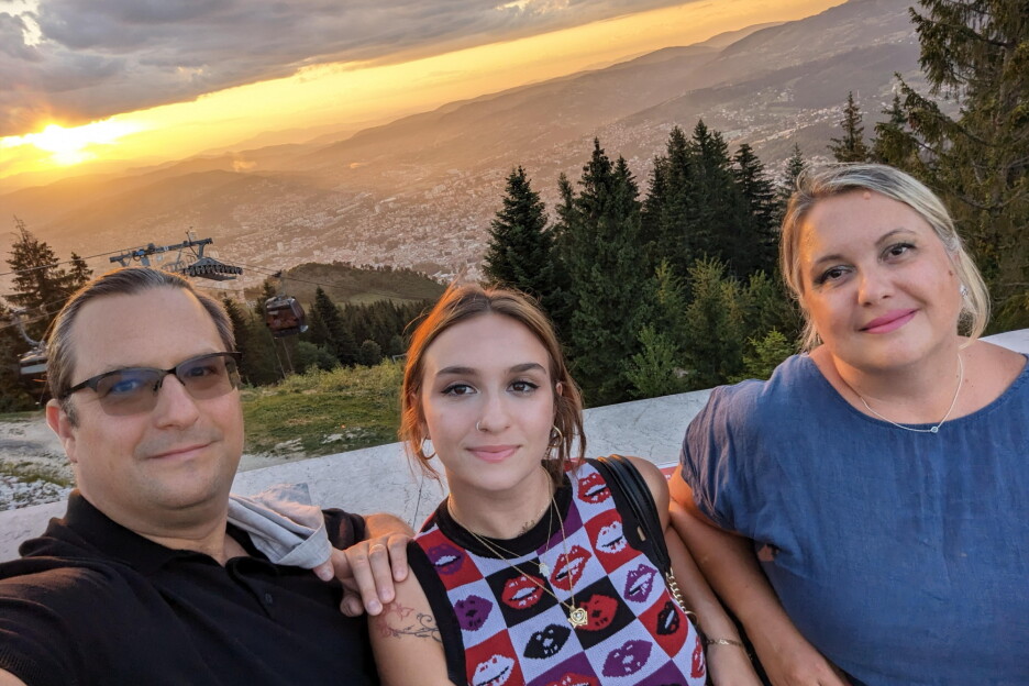 Akšamija sa svojom kćerkom i suprugom Ajlom