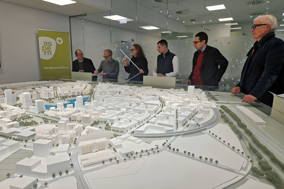 Robert Grüneis (skroz desno) i Ingrid Spörk predstavljaju novinarima projekat Seestadt (Foto: Grad Beč)