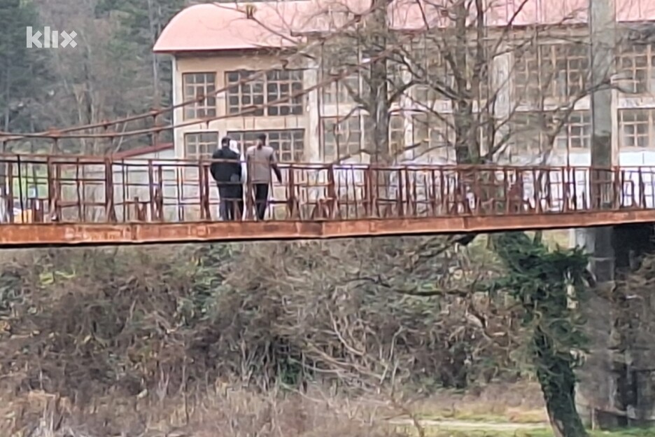 Iako je inspekcija zabranila prelazak, građani i dalje prelaze most