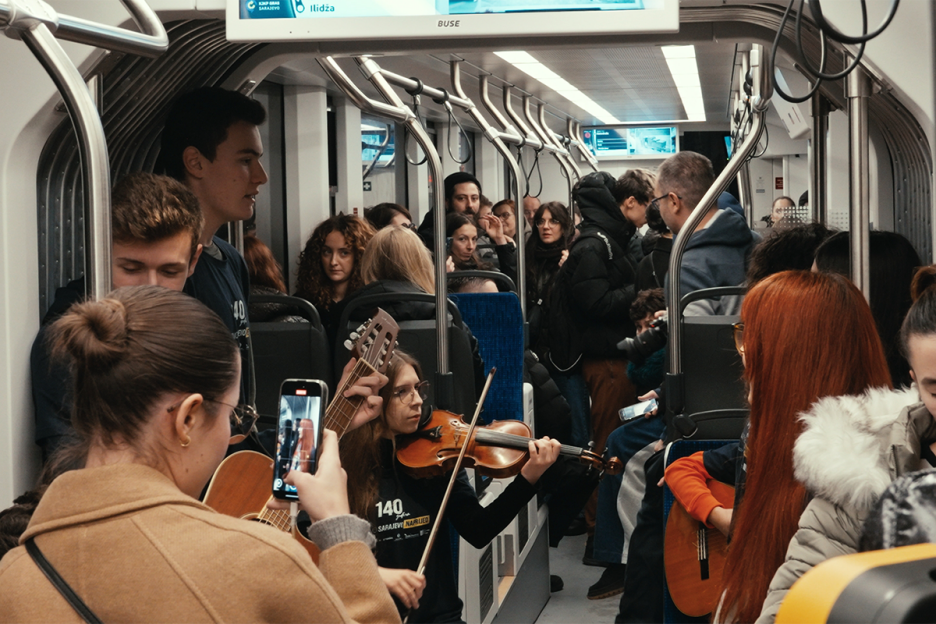 Pop - up koncert je putnicima uljepšao kišnu večer u Sarajevu