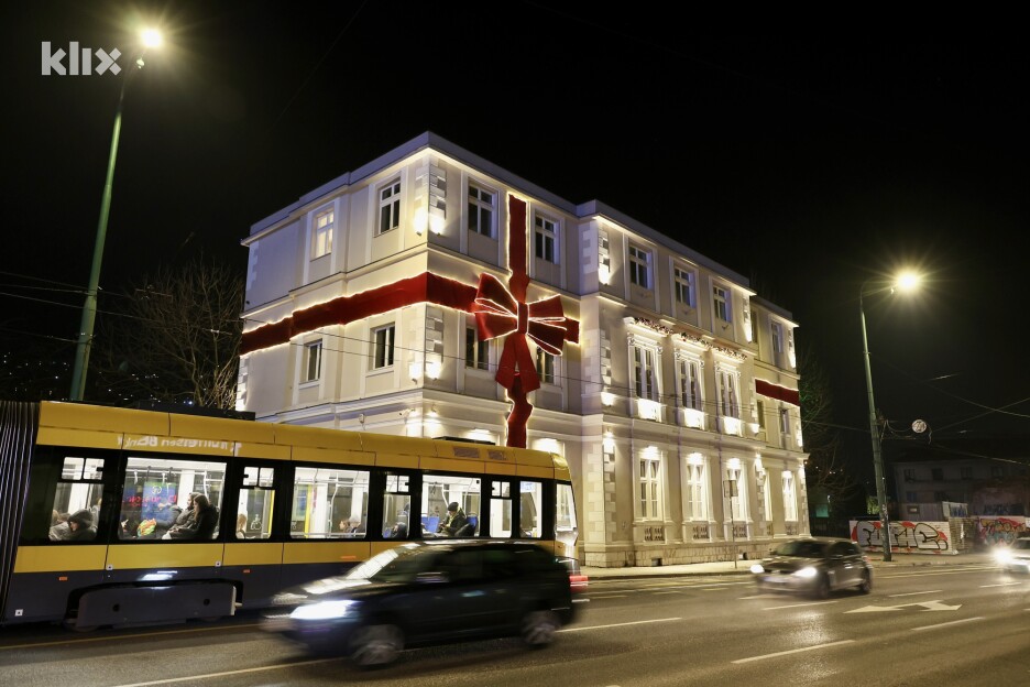 Na zgradi The Place postavljena je velika crvena mašna (Foto: I. Š./Klix.ba)