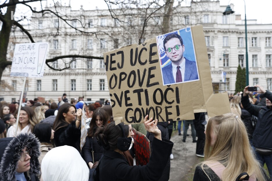 Na jednom od transparenata se nalazi i fotografija premijera Nihada Uka (Foto: FENA)