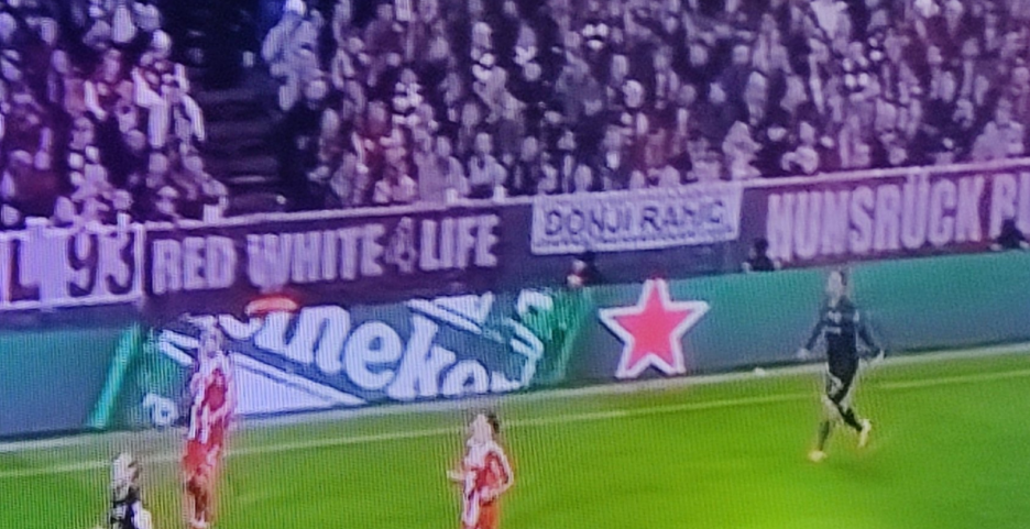 Transparent Donji Rahić na utakmici Bayerna i Sportinga (Screenshot)