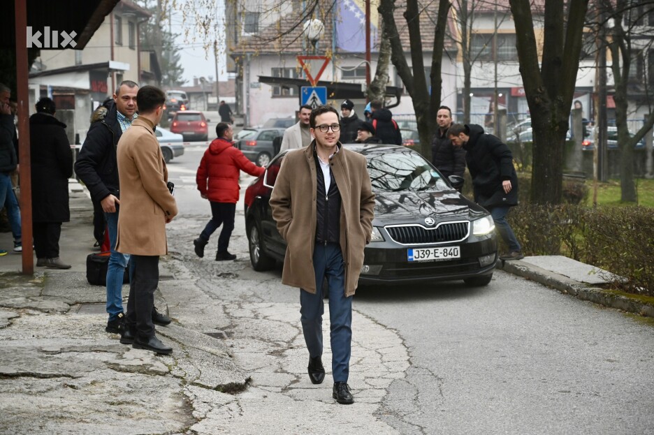 Kantonalni premijer Nihad Uk posjetio je danas studentski dom Bjelave nakon niza održanih protesta (Foto: T. S./Klix.ba)