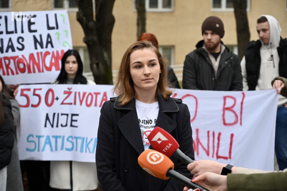 Studenti su dočekali kantonalnog premijer Nikada Uka sa transparentima i jasnim porukama (Foto: T. S./Klix.ba)