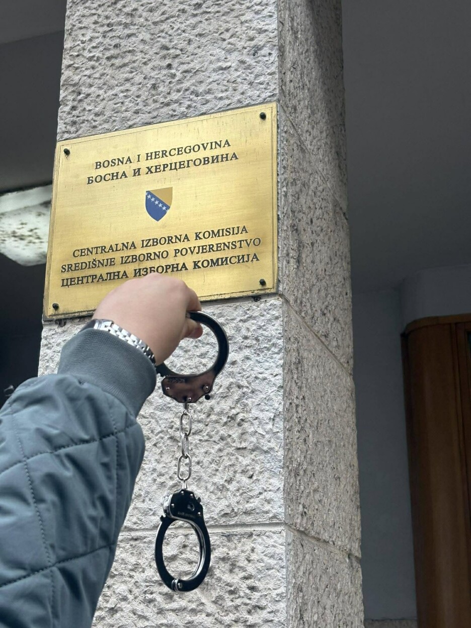 Djeda Mraz se pojavio ispred sjedništa CIK- sa