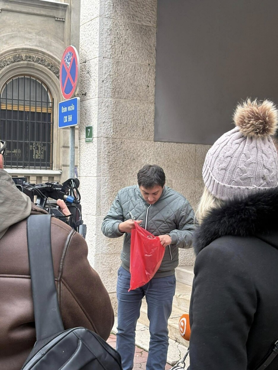 Djeda Mraz se pojavio ispred sjedništa CIK- sa