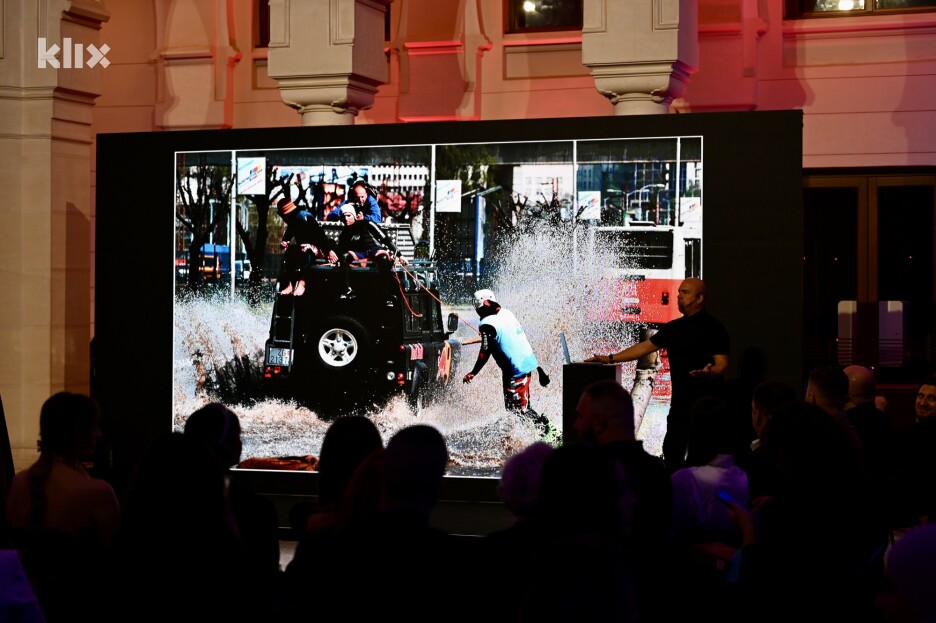 Prisutni su imali priliku pogledati na ekranima i neke od Vučkovićevih najistaknutijih fotografija (Foto: T. S./Klix.ba)