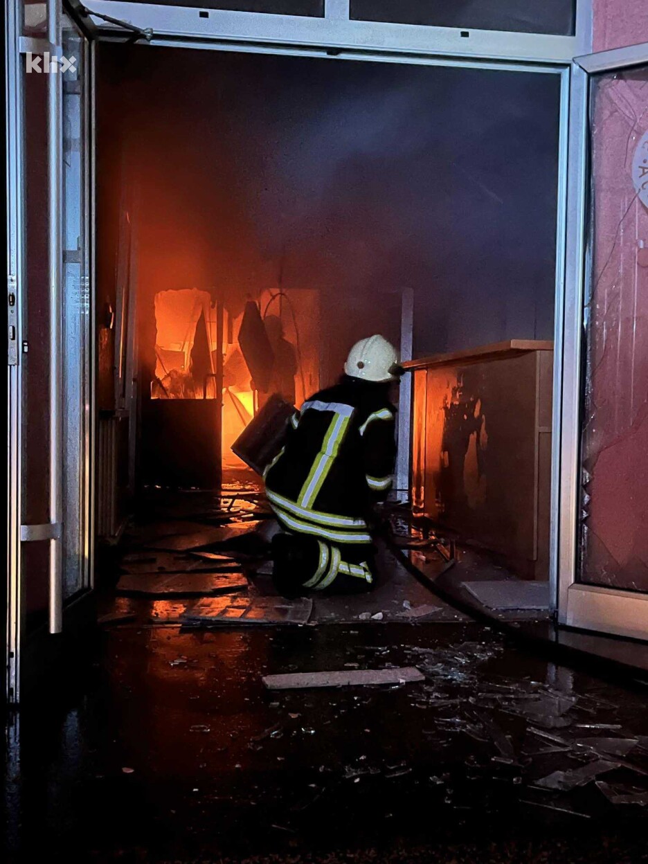 Vatrogasci gase požar u fabrici (Foto: Klix.ba)