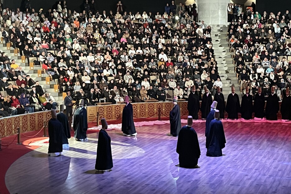 Derviši su se pojavili na sceni u crnoj odjeći (Foto: Klix.ba)