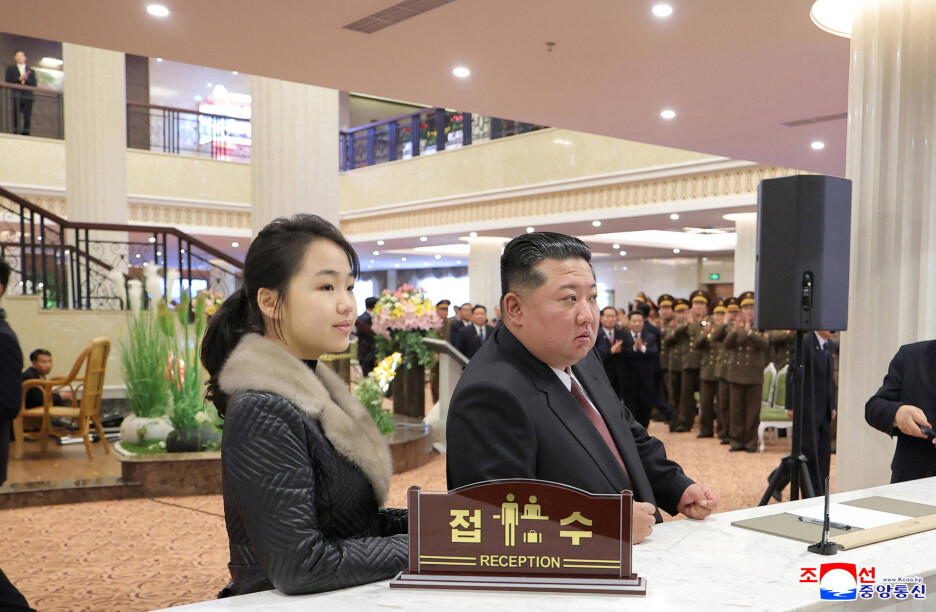 Kim Jong-un i njegova kćerka Kim Ju Ae stoje za recepcijom hotela (Foto: Reuters)