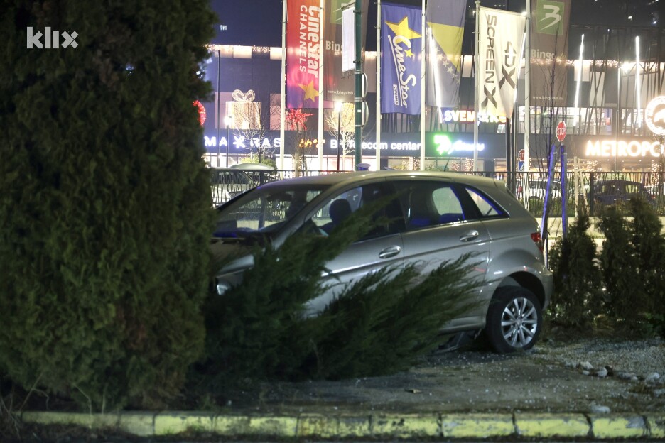 Saobraćajna nesreća u sarajevskom naselju Miljacka (Foto: I. Š./Klix.ba)