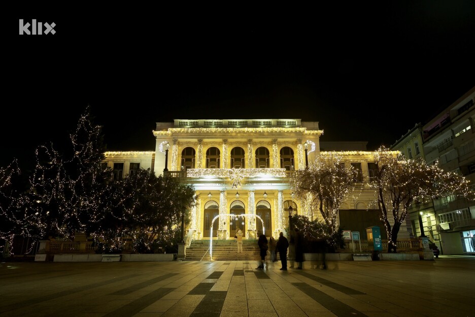 Narodno pozorište Sarajevo ukrašeno je i ove godine (Foto: I. Š./Klix.ba)